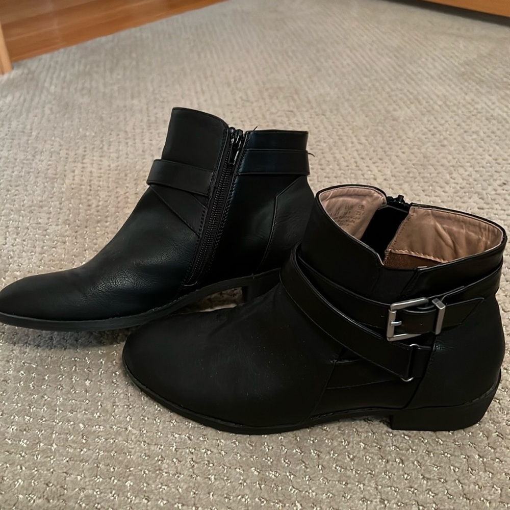 LifeStride women’s black booties in EUC. Size 8.5 medium